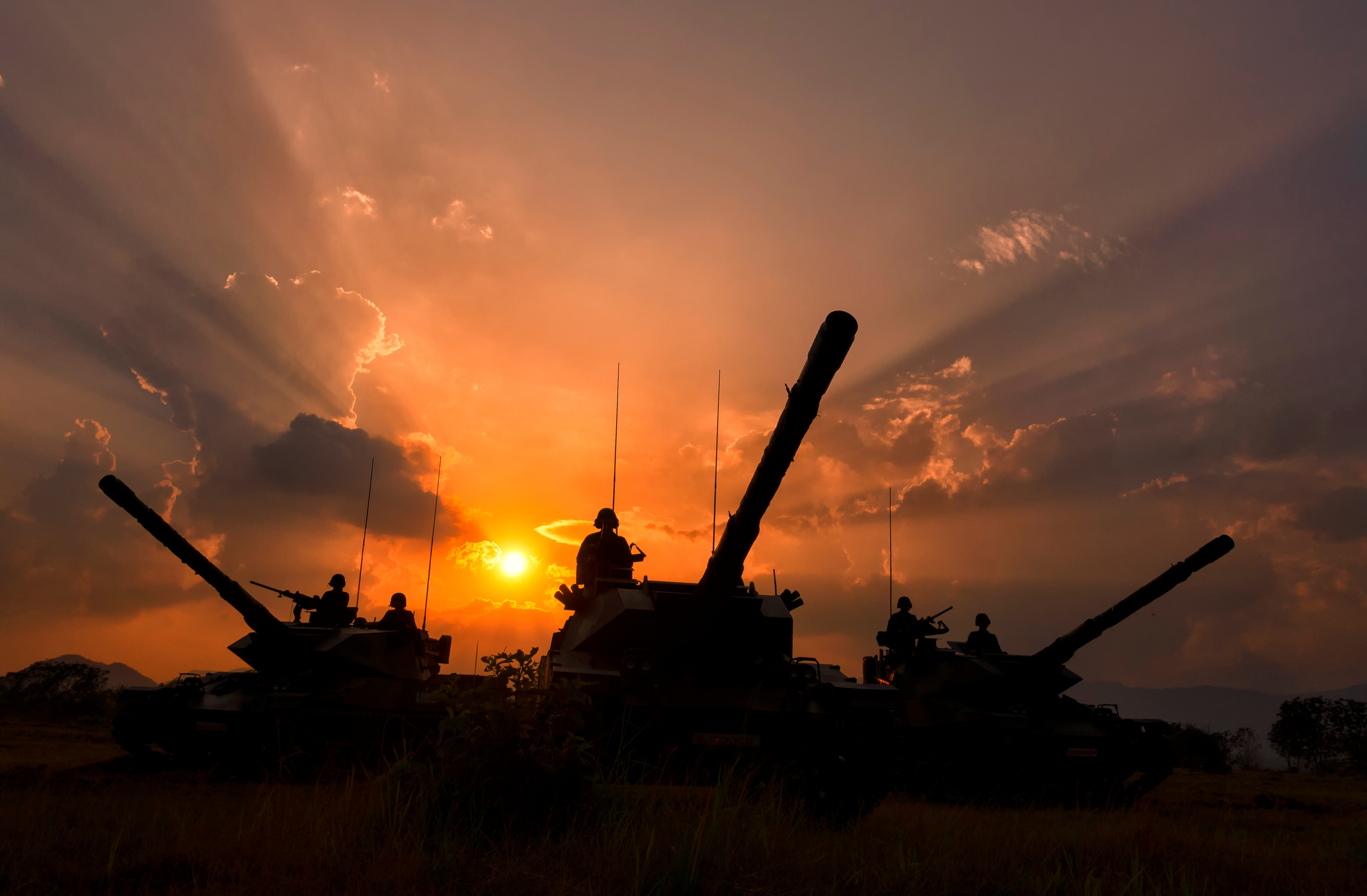 army-with-battle-tank-at-sunset-time_t20_Gg6W6E.jpg